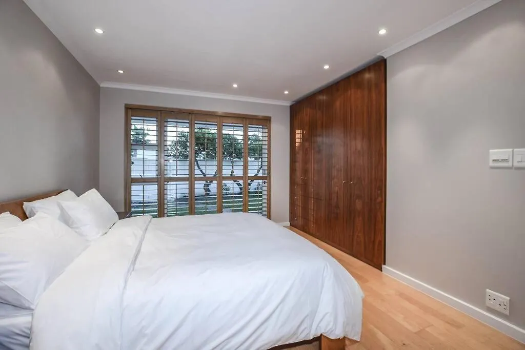 Large Villa, Walk To The Beach Cape Town Holiday home