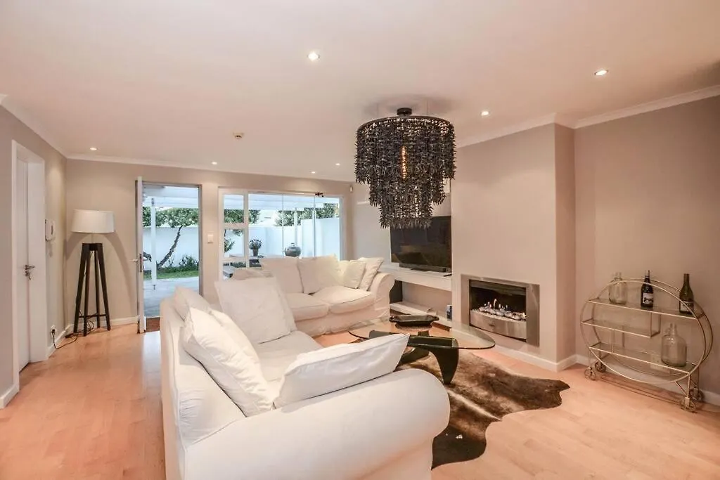 Large Villa, Walk To The Beach Cape Town Holiday home