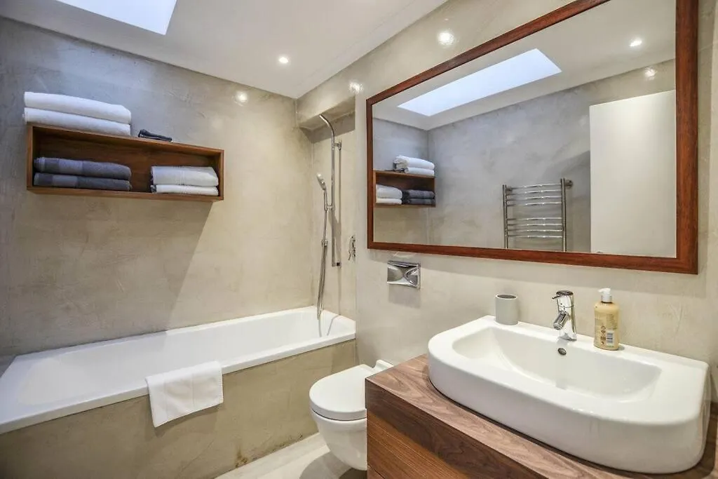 Large Villa, Walk To The Beach Cape Town Holiday home
